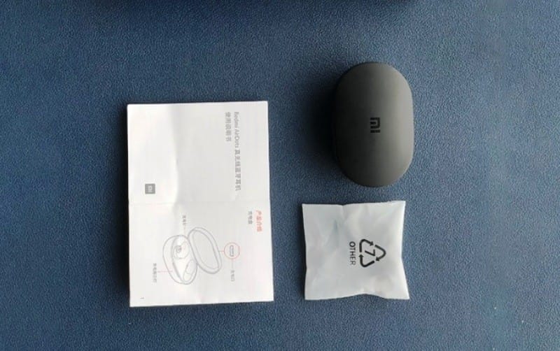 Embalagem e acessórios dos fones AirDots.