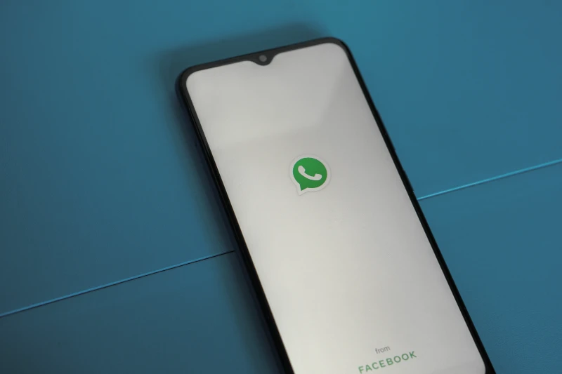 Como compartilhar a localização no WhatsApp usando um celular Android?