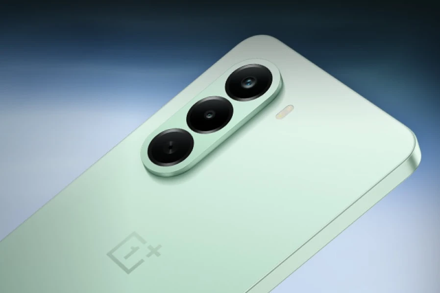 Imagem em close-up destaca o poderoso módulo de câmera tripla vertical de um smartphone OnePlus N6 na cor verde-menta.